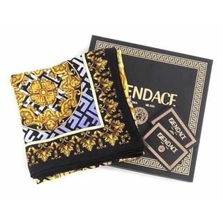 フェンディ(FENDI)の■極美品■ FENDI×VERSACE フェンディ×ヴェルサーチ フェンダーチェ ズッカ柄 バロック シルク スカーフ ストール ブラック系 FC0388(その他)