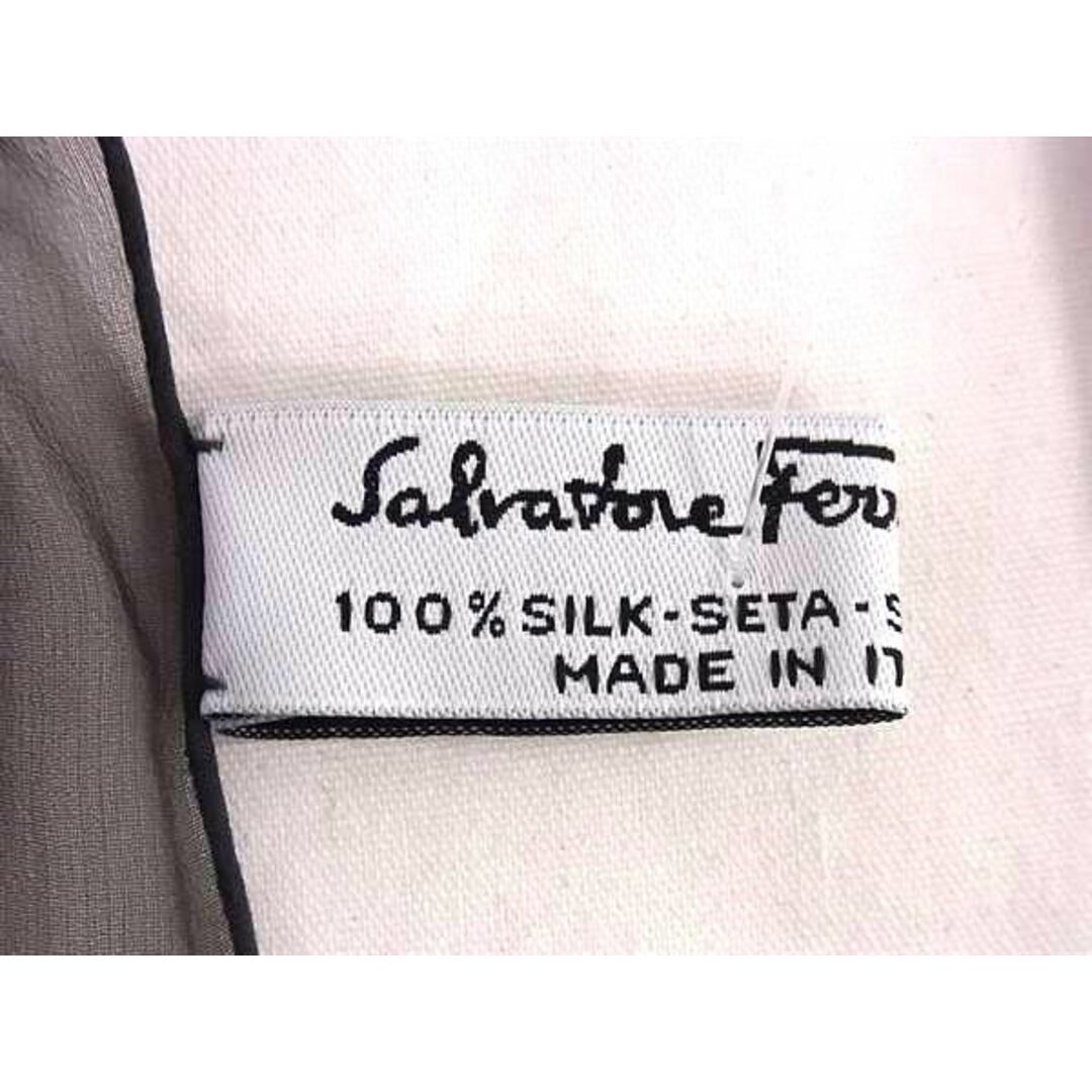 Salvatore Ferragamo(サルヴァトーレフェラガモ)の■新品■未使用■ Salvatore Ferragamo フェラガモ ガンチーニ シルク100% フラワー ストール ショール ダークグレー系×ピンク系 FA1161 メンズのファッション小物(その他)の商品写真