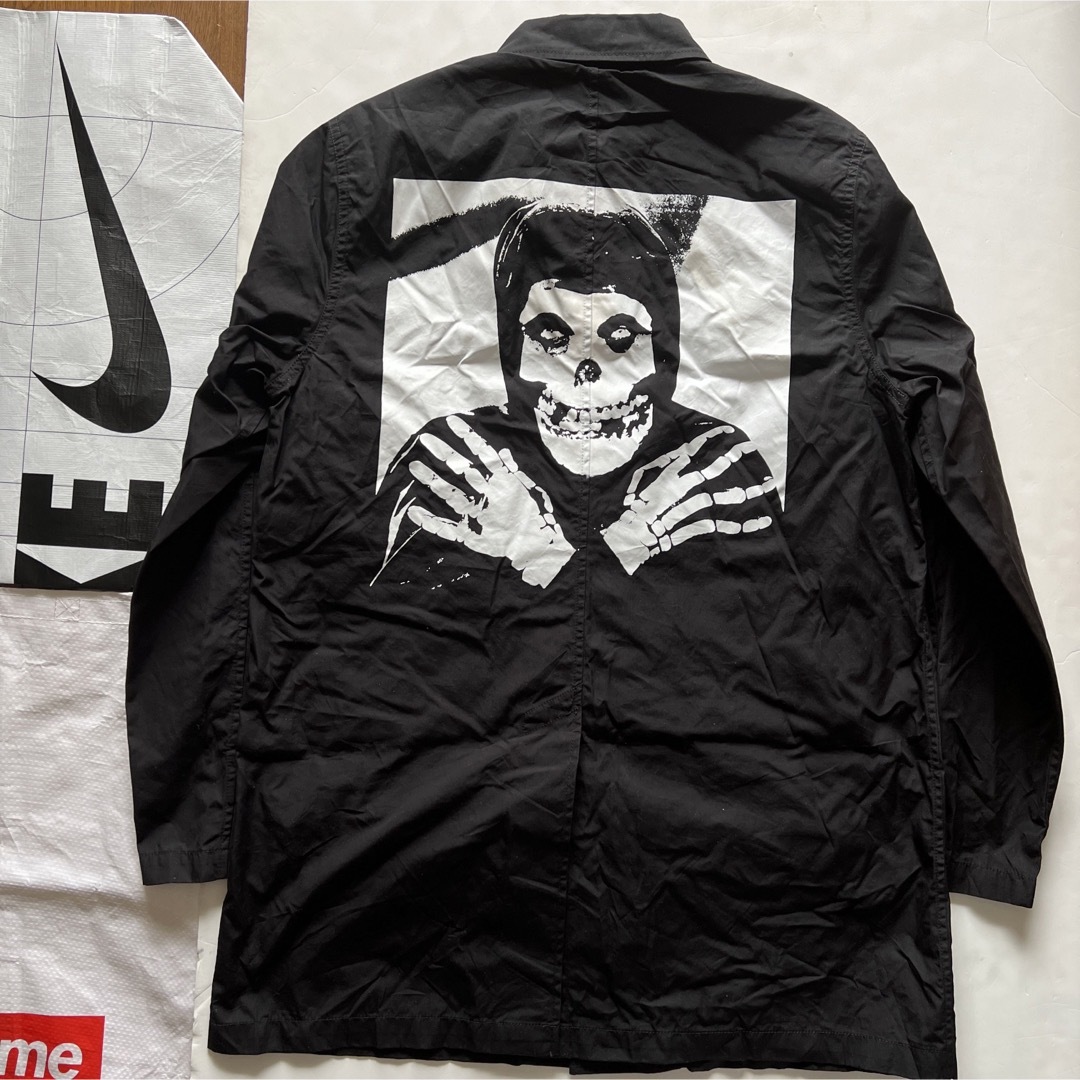 Supreme(シュプリーム)のsupreme misfits ステンカラーコート　黒　 メンズのジャケット/アウター(ステンカラーコート)の商品写真