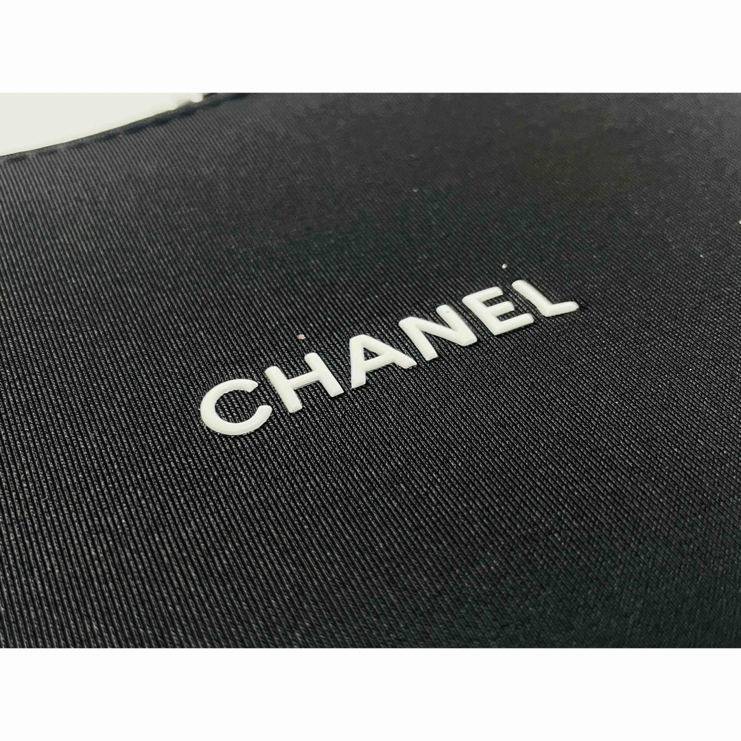 CHANEL(シャネル)のシャネル　ノベルティ　ブラック　ポーチ　箱付き レディースのファッション小物(ポーチ)の商品写真