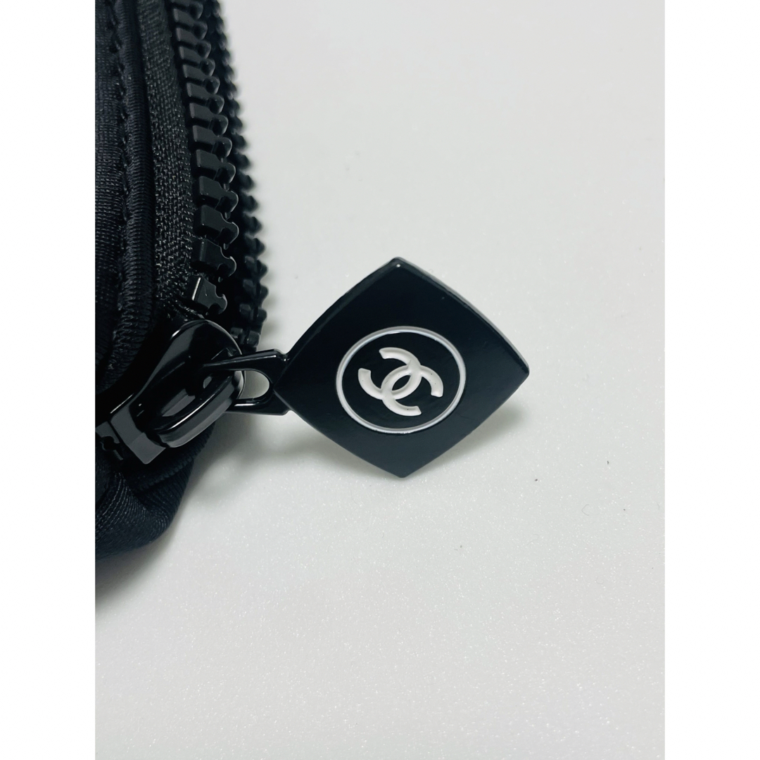 CHANEL(シャネル)のシャネル　ノベルティ　ブラック　ポーチ　箱付き レディースのファッション小物(ポーチ)の商品写真
