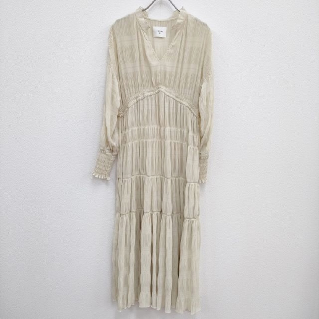 Ameri VINTAGE(アメリヴィンテージ)のAmeri VINTAGE 新品 SHIRRING PLEATS DRESS 定価21450円 M インナー付き ワンピース ホワイト レディース アメリヴィンテージ【中古】4-0405M♪ レディースのワンピース(ロングワンピース/マキシワンピース)の商品写真