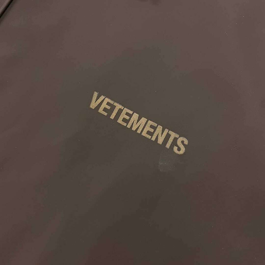 VETEMENTS(ヴェトモン)のVETEMENTS ヴェトモン 18SS オーバーサイズレインコート ブラウン WSS18JA33 メンズのジャケット/アウター(その他)の商品写真