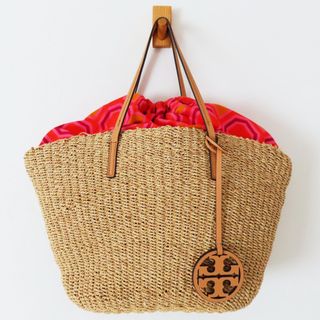 S04 TORY BURCH トリーバーチ ロゴチャーム付き ストロー/レザー トートバッグ ベージュ