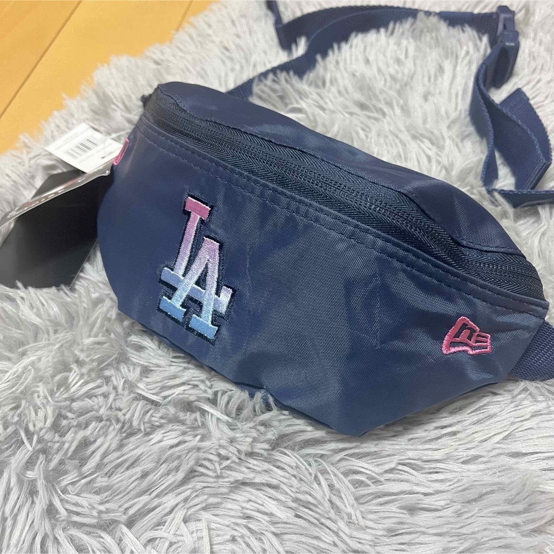 NEW ERA(ニューエラー)のニューエラ LA ドジャース ボディバッグ ウエストバッグ カバン ポーチ メンズのバッグ(ボディーバッグ)の商品写真