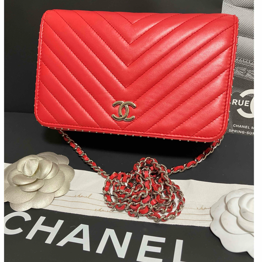 CHANEL(シャネル)の超美品★ シャネル マトラッセ シェブロンチェーンウォレット スタッズ 正規品 レディースのバッグ(ショルダーバッグ)の商品写真