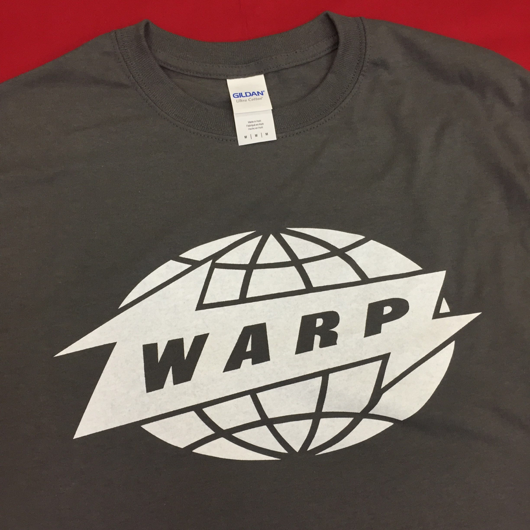 チャコール 3サイズ有/缶バッジ付 Warp Records ロゴTシャツ -4 メンズのトップス(Tシャツ/カットソー(半袖/袖なし))の商品写真