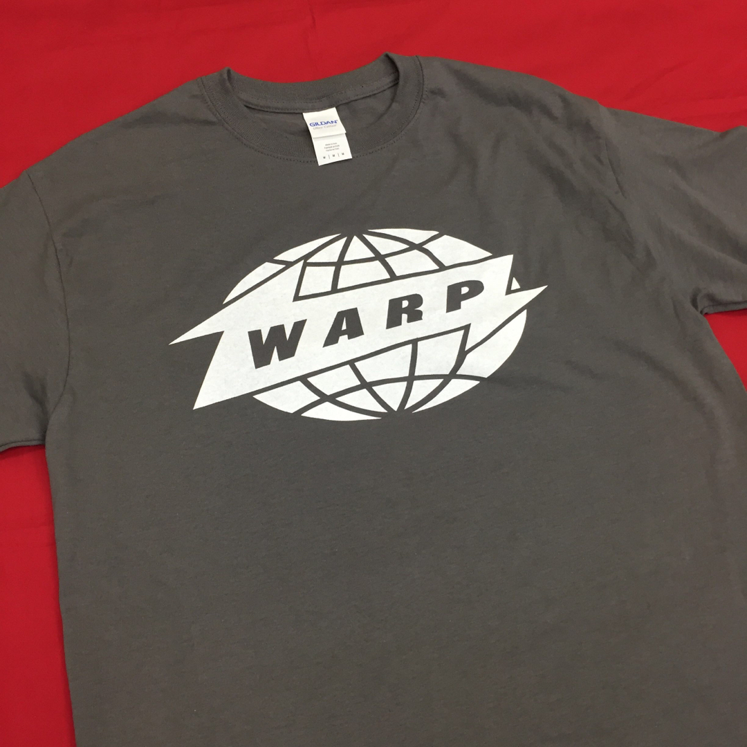 チャコール 3サイズ有/缶バッジ付 Warp Records ロゴTシャツ -4 メンズのトップス(Tシャツ/カットソー(半袖/袖なし))の商品写真