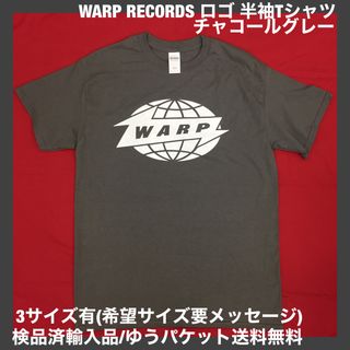 チャコール 3サイズ有/缶バッジ付 Warp Records ロゴTシャツ -4(Tシャツ/カットソー(半袖/袖なし))