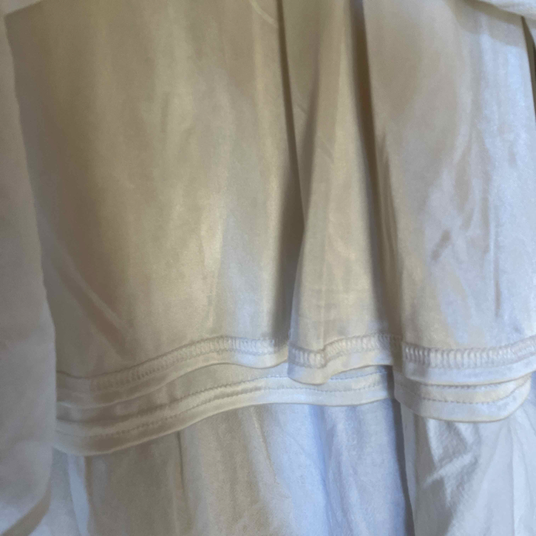 ●新品　アプレジュール　裾ティアードワンピ 　オフホワイト レディースのワンピース(ロングワンピース/マキシワンピース)の商品写真