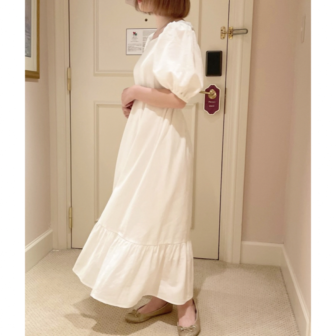 ●新品　アプレジュール　裾ティアードワンピ 　オフホワイト レディースのワンピース(ロングワンピース/マキシワンピース)の商品写真