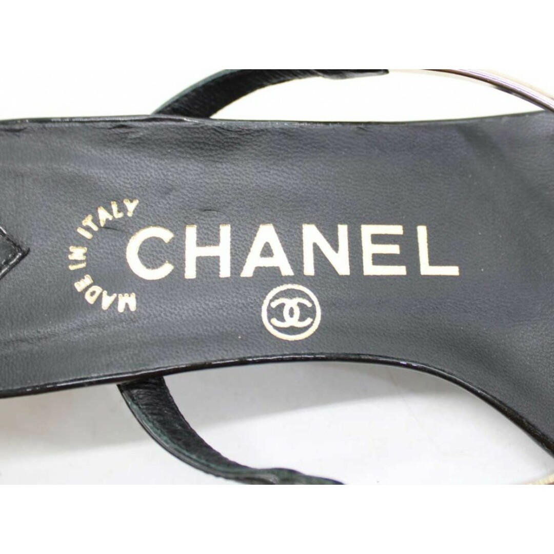 CHANEL(シャネル)の【夏物 新入荷】★CHANEL/シャネル★ココマークストラップサンダル/おしゃれ/ローヒール/きれいめ/サンダル/靴 ブラック×ゴールド/黒×金 レディース 35 1/2【中古】夏 514042 レディースの靴/シューズ(サンダル)の商品写真