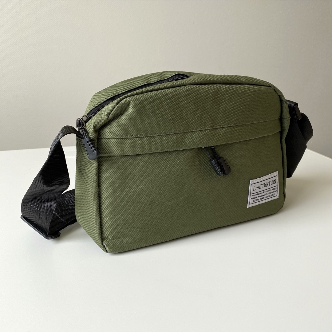緑カーキ ショルダーバッグ 斜めがけ 肩掛け スクエア ポケット シンプル 軽い メンズのバッグ(ショルダーバッグ)の商品写真