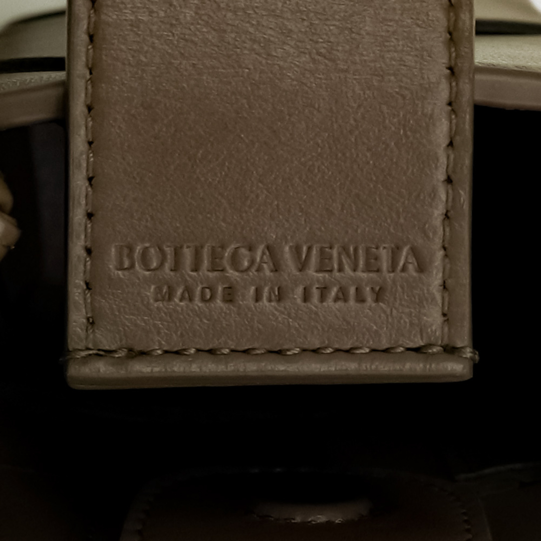 Bottega Veneta(ボッテガヴェネタ)のボッテガヴェネタ カセット ミニ クロスボディ マキシイントレチャート ショルダーバッグ フォンポーチ 斜め掛け カーフスキン レザー トープグレー ブラウン 茶 730541 BOTTEGA VENETA（未使用　展示品） レディースのバッグ(ショルダーバッグ)の商品写真