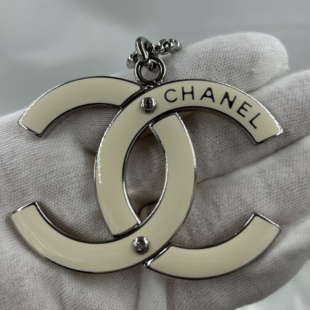 CHANEL(シャネル)のCHANEL シャネル　ホワイト　大判　ココマーク　ペンダント　アクセサリー美品 メンズのアクセサリー(ネックレス)の商品写真