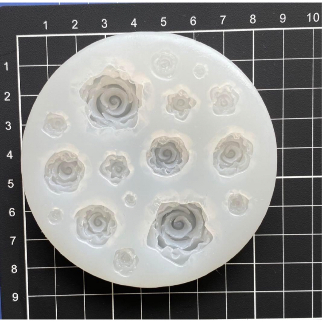 シリコンモールド　バラ　薔薇　花　フラワー　レジン型　トレカケース　各種パーツ ハンドメイドの素材/材料(各種パーツ)の商品写真