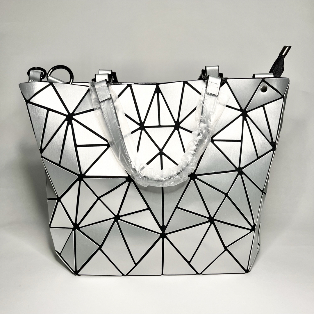 ★最終値下げ★ 幾何学模様ハンドバッグ ショルダーバッグ   トート　シルバー レディースのバッグ(ハンドバッグ)の商品写真