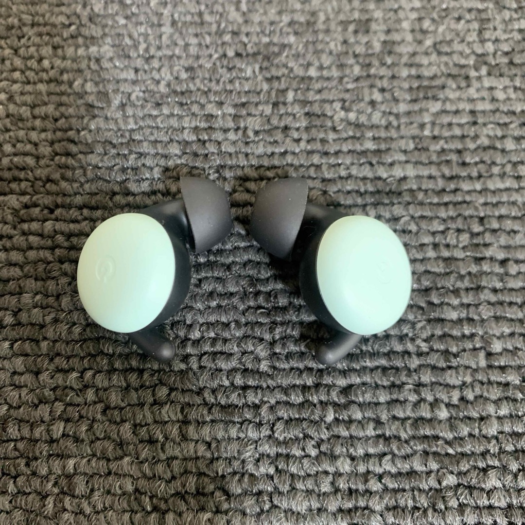 Google Pixel(グーグルピクセル)のGoogle pixel buds 完全ワイヤレスイヤホン グーグル スマホ/家電/カメラのオーディオ機器(ヘッドフォン/イヤフォン)の商品写真