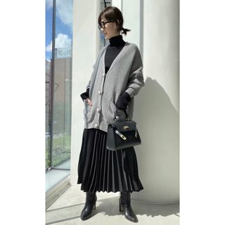 アパルトモンドゥーズィエムクラス(L'Appartement DEUXIEME CLASSE)の美品　アパルトモン　Pearl botton Vneck Cardigan(カーディガン)