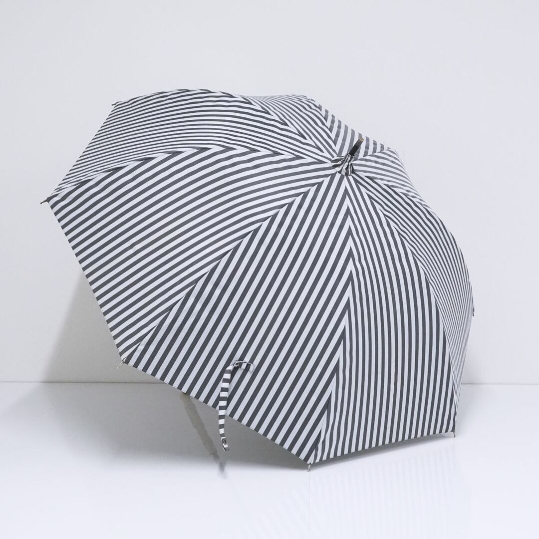日傘 サンバリア100 完全遮光日傘 USED美品 Mサイズ 白黒 ストライプ 遮光 遮熱 UV 55cm　S0543 レディースのファッション小物(傘)の商品写真