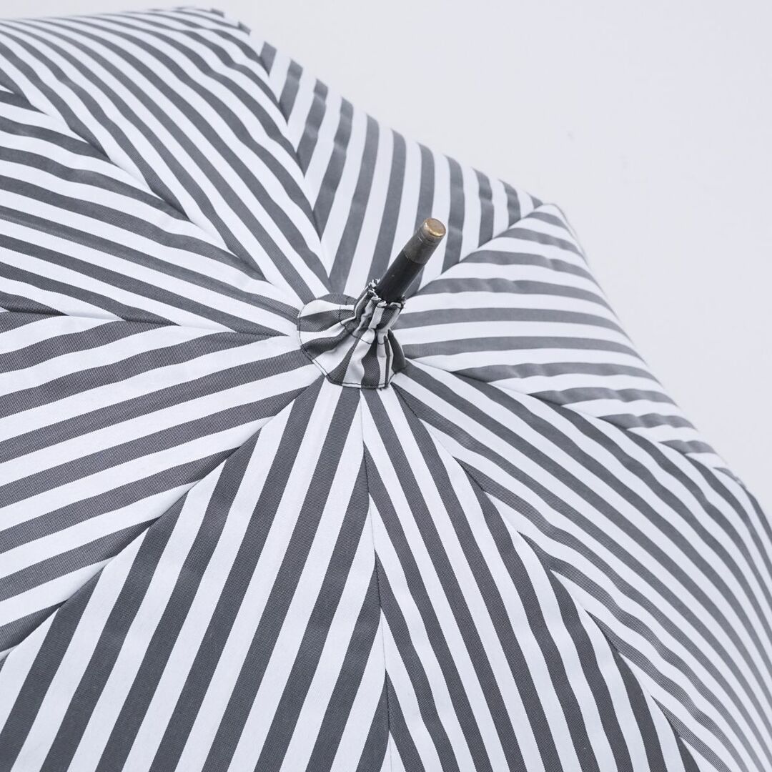 日傘 サンバリア100 完全遮光日傘 USED美品 Mサイズ 白黒 ストライプ 遮光 遮熱 UV 55cm　S0543 レディースのファッション小物(傘)の商品写真