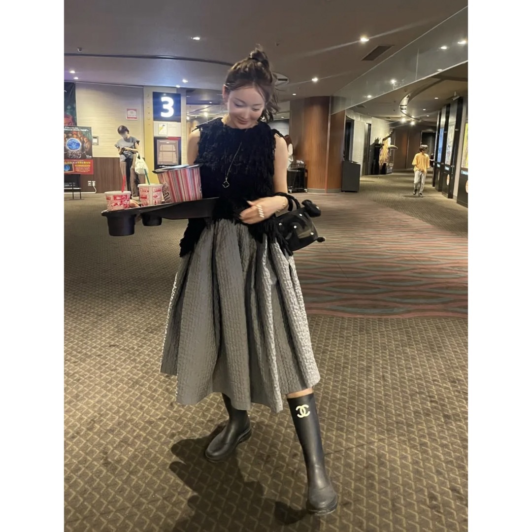 ZARA(ザラ)のHYEON ヘヨン　swan skirt gray フレアスカート　新品 レディースのスカート(ロングスカート)の商品写真