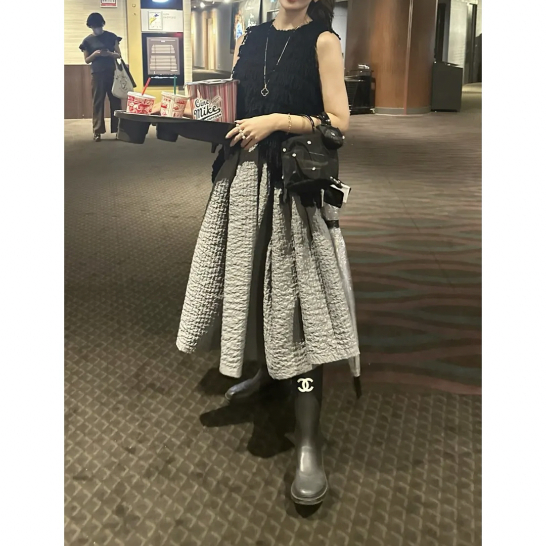 ZARA(ザラ)のHYEON ヘヨン　swan skirt gray フレアスカート　新品 レディースのスカート(ロングスカート)の商品写真