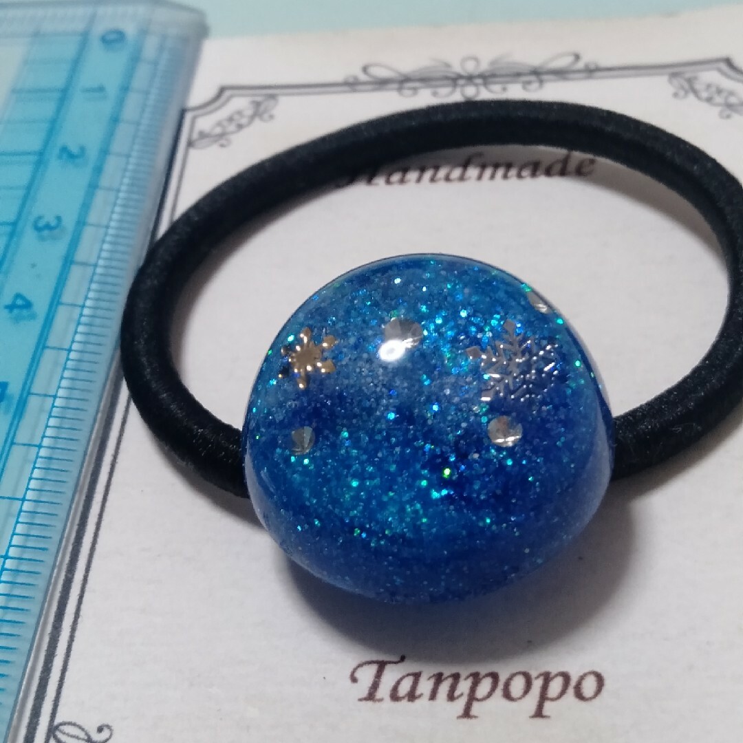 ヘアゴム ハンドメイド レジン★ 雪の結晶 宇宙 キラキラ ぷっくり ドーム型 ハンドメイドのアクセサリー(ヘアアクセサリー)の商品写真