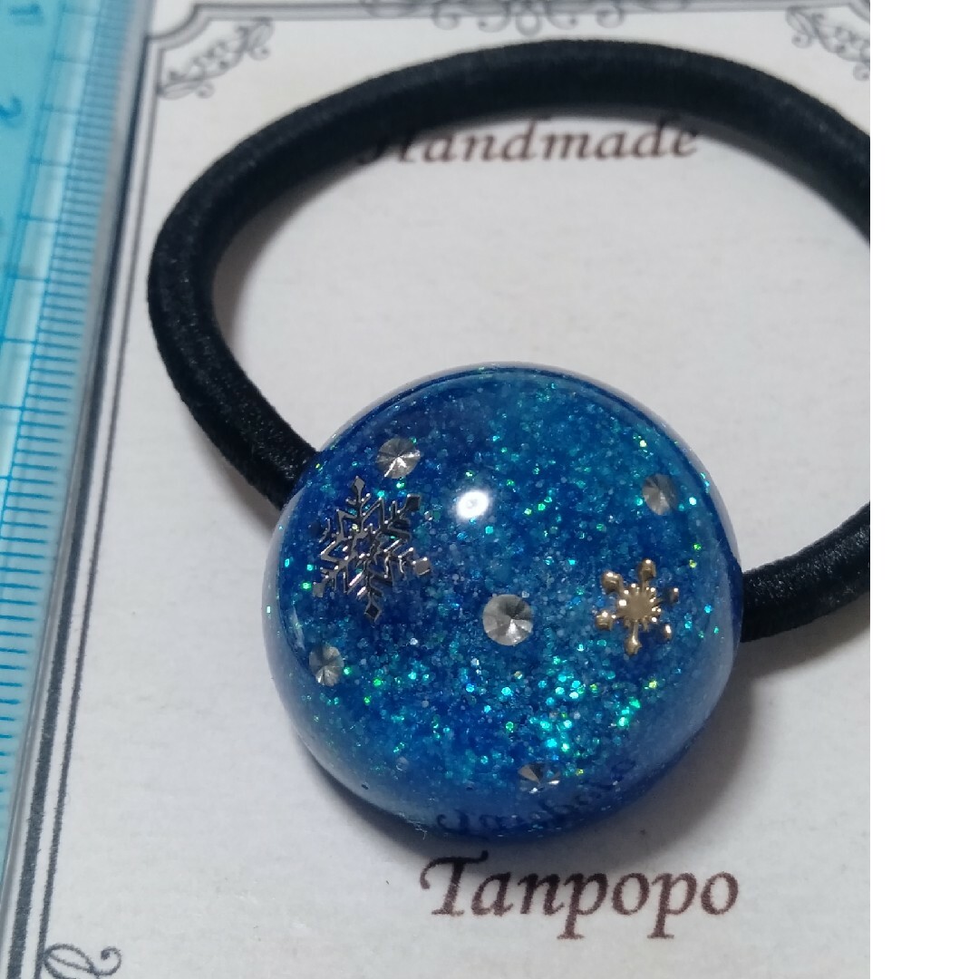 ヘアゴム ハンドメイド レジン★ 雪の結晶 宇宙 キラキラ ぷっくり ドーム型 ハンドメイドのアクセサリー(ヘアアクセサリー)の商品写真