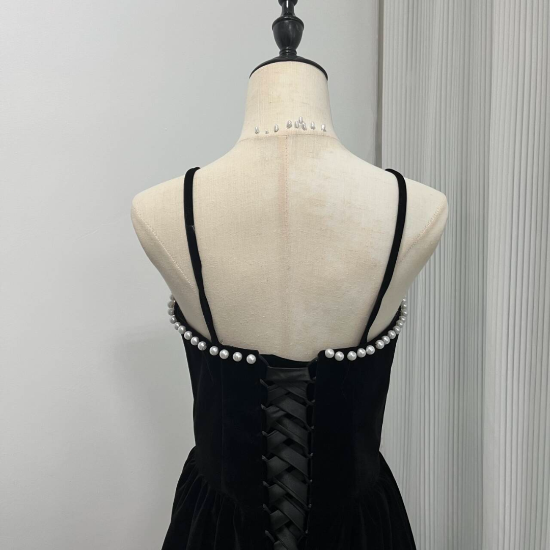 パーティードレス ブラック キャミソール ビーズ ビロード ロング 編み上げ  レディースのフォーマル/ドレス(ウェディングドレス)の商品写真