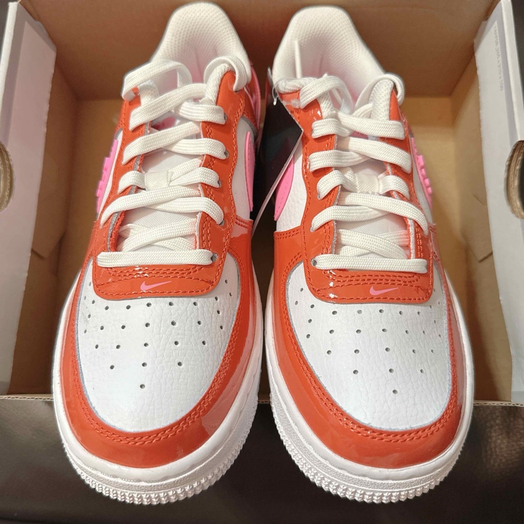 NIKE(ナイキ)のNIKE AIR FORCE1 LV8 1 GS 23cm  新品　匿名配送 キッズ/ベビー/マタニティのキッズ靴/シューズ(15cm~)(スニーカー)の商品写真