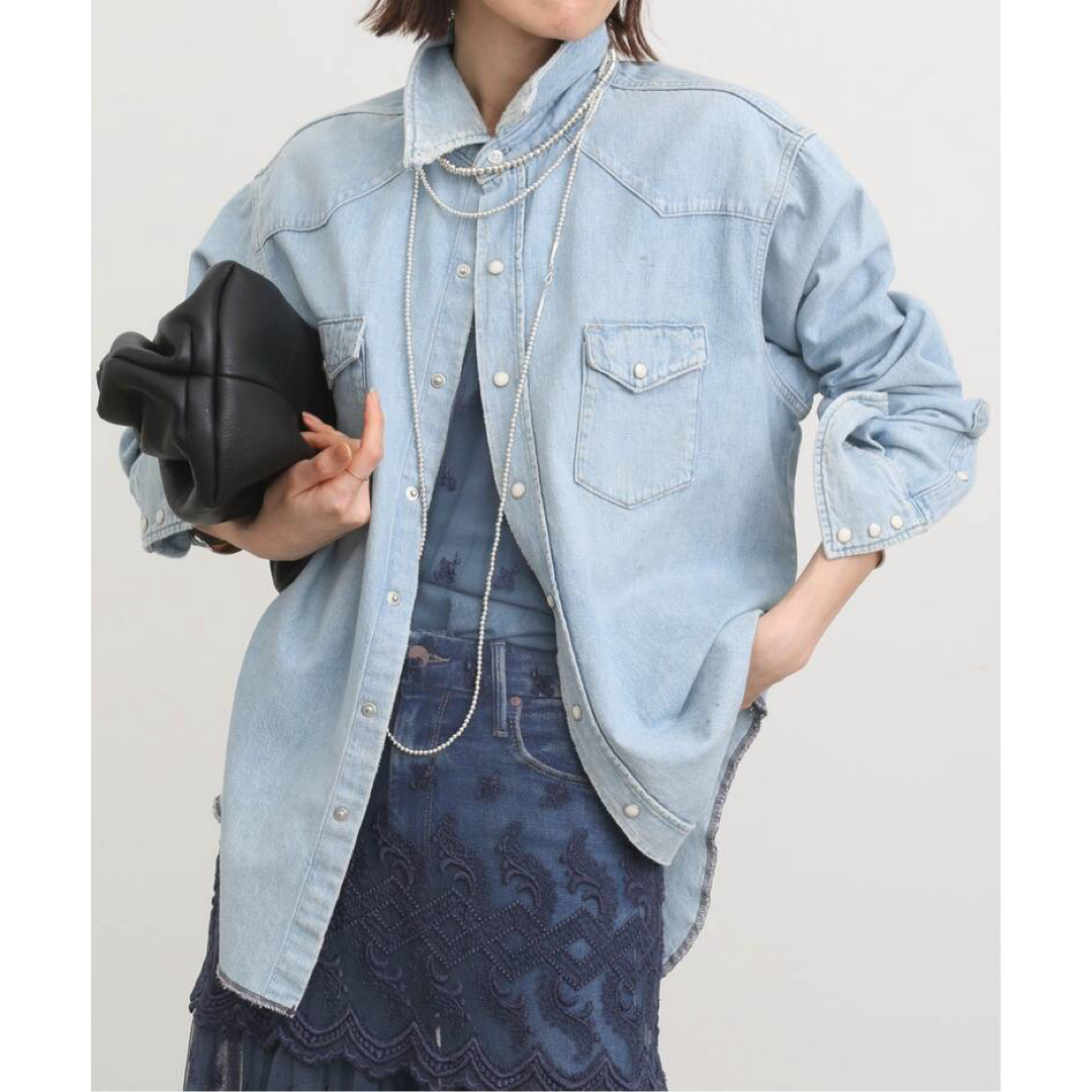 L'Appartement DEUXIEME CLASSE(アパルトモンドゥーズィエムクラス)の【RED CARD / レッドカード】Nelly Denim Shirts レディースのトップス(シャツ/ブラウス(長袖/七分))の商品写真