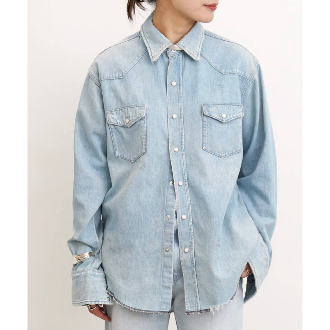 L'Appartement DEUXIEME CLASSE(アパルトモンドゥーズィエムクラス)の【RED CARD / レッドカード】Nelly Denim Shirts レディースのトップス(シャツ/ブラウス(長袖/七分))の商品写真