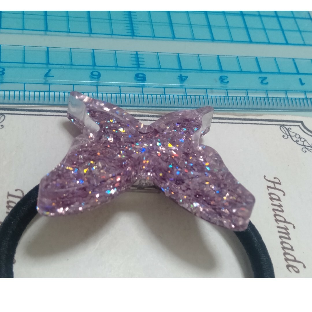 ヘアゴム ハンドメイド レジン☆ ラメ ホロ オーロラ ピンク色系 蝶々型 ハンドメイドのアクセサリー(ヘアアクセサリー)の商品写真