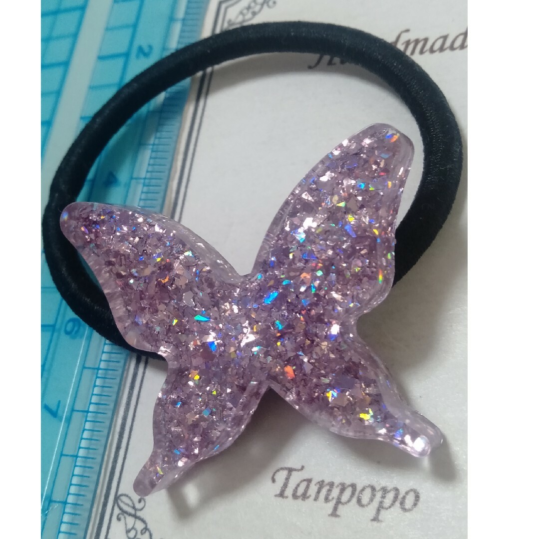 ヘアゴム ハンドメイド レジン☆ ラメ ホロ オーロラ ピンク色系 蝶々型 ハンドメイドのアクセサリー(ヘアアクセサリー)の商品写真