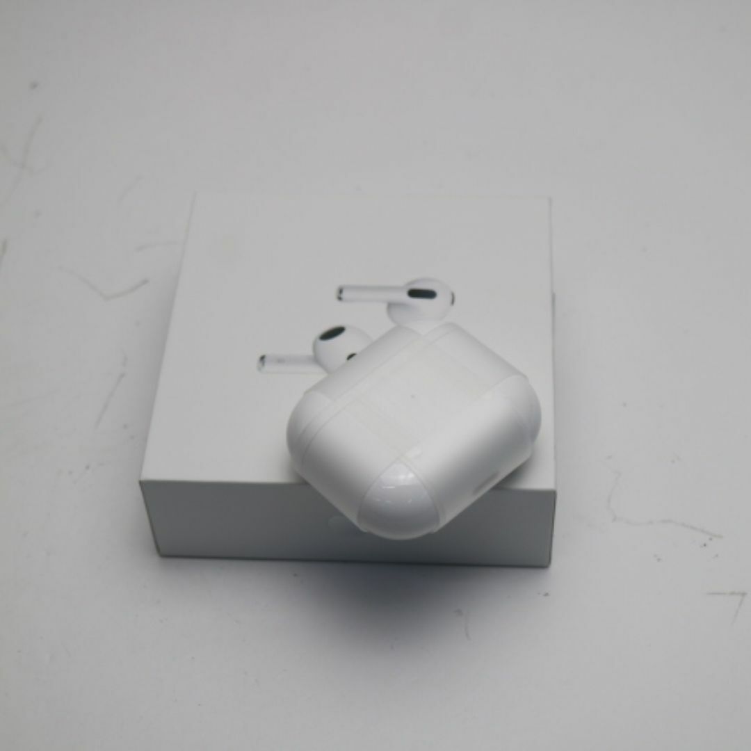 Apple(アップル)の新品 AirPods 第3世代   M333 スマホ/家電/カメラのオーディオ機器(ヘッドフォン/イヤフォン)の商品写真