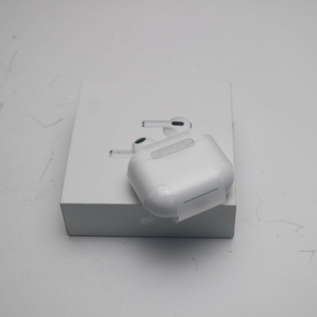 Apple(アップル)の新品 AirPods 第3世代   M333 スマホ/家電/カメラのオーディオ機器(ヘッドフォン/イヤフォン)の商品写真