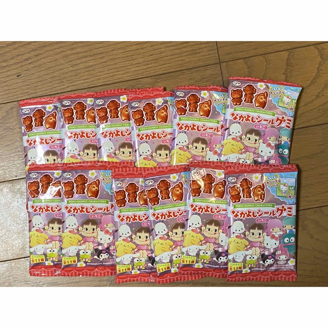 なかよしシールグミ☆サンリオ☆不二家☆１２袋☆お菓子詰め合わせ エンタメ/ホビーのおもちゃ/ぬいぐるみ(キャラクターグッズ)の商品写真