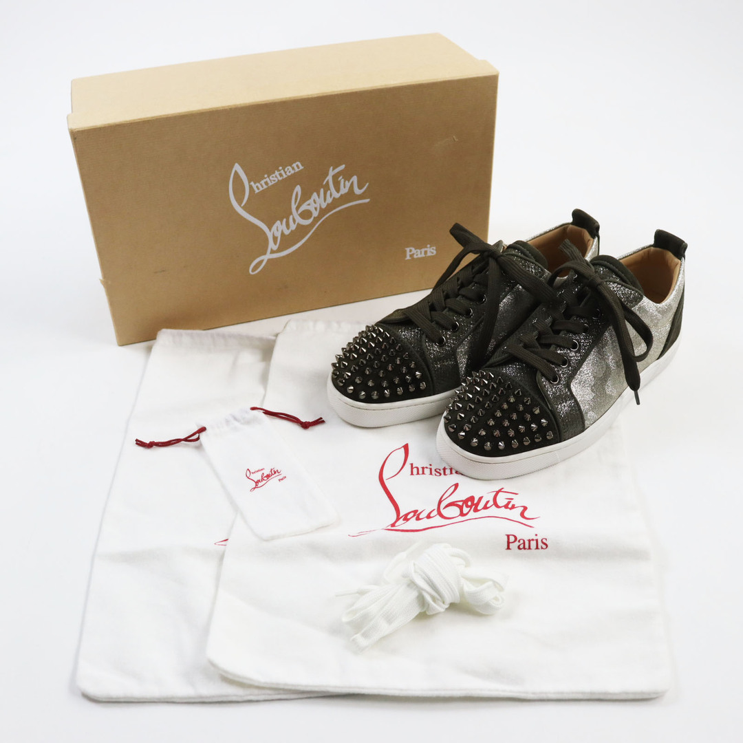 Christian Louboutin(クリスチャンルブタン)の【ドンドン見直し】極美品●Christian Louboutin クリスチャンルブタン ルイスジュニア スウェードレザー使い スパイクスタッズ付き ローカットスニーカー カーキ シルバー 40 保存袋付き イタリア製 メンズ メンズの靴/シューズ(スニーカー)の商品写真