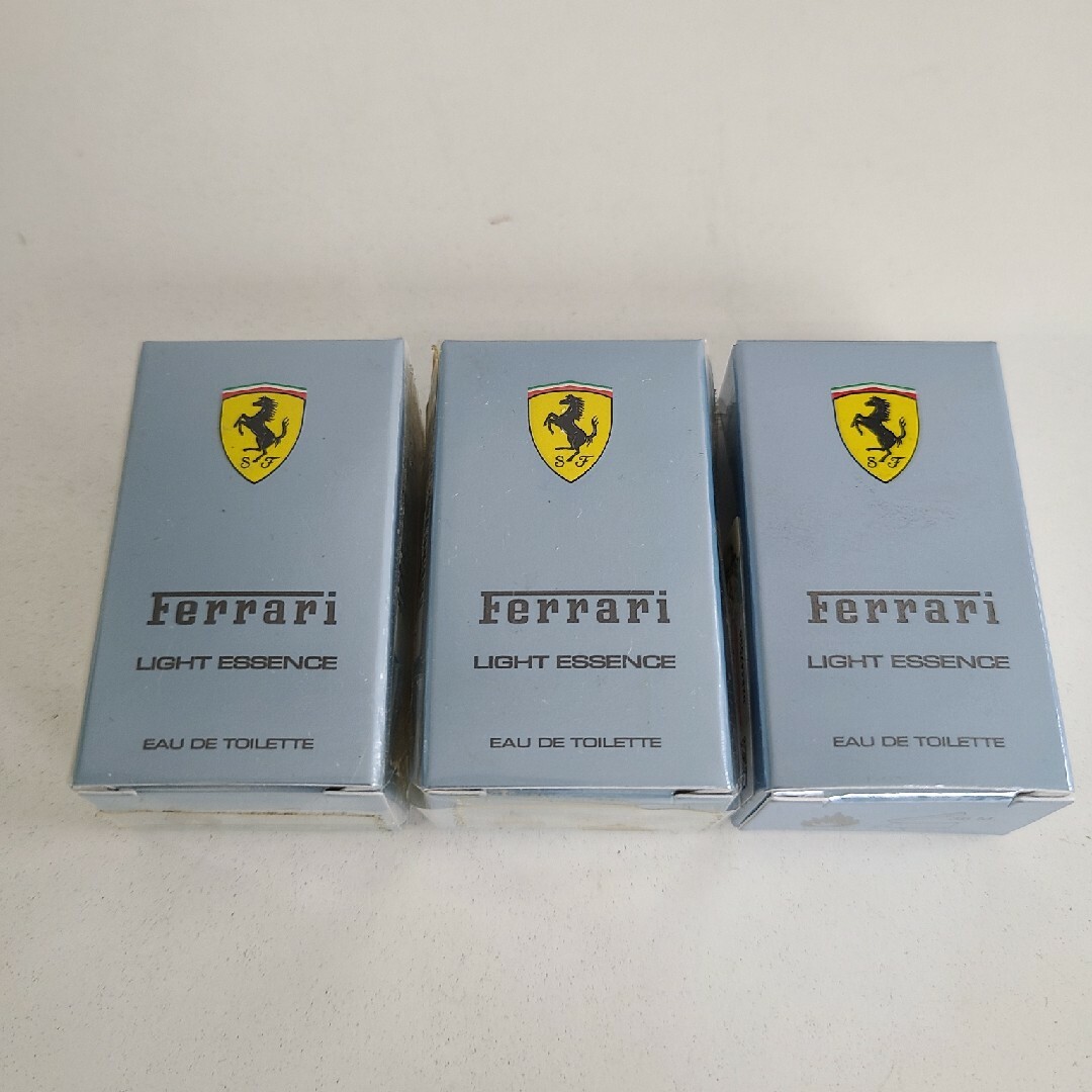 Ferrari(フェラーリ)の新品未使用フェラーリ　ライトエッセンス　3本セット コスメ/美容の香水(香水(男性用))の商品写真