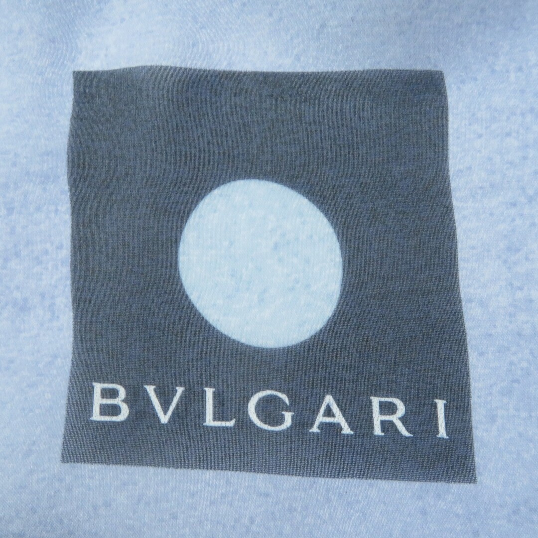 BVLGARI(ブルガリ)の未使用品☆BVLGARI ブルガリ シルク100％ ロゴデザイン 大判ショール ストール ブルー 箱付き イタリア製 レディース レディースのファッション小物(ストール/パシュミナ)の商品写真