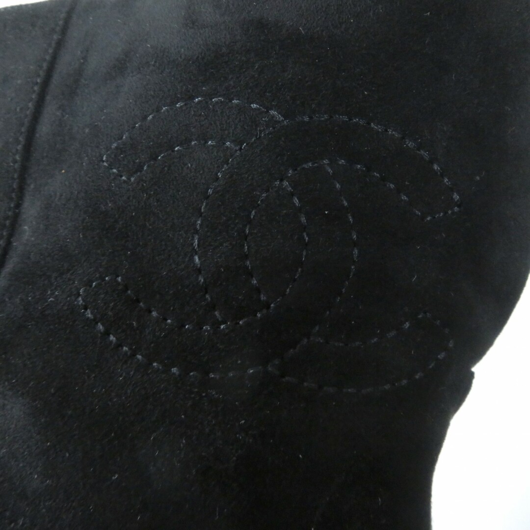 CHANEL(シャネル)の極美品☆CHANEL シャネル スウェード ココマーク刺繍入り ラウンドトゥ ニーハイブーツ ブラック 38 保存袋付き イタリア製 レディース レディースの靴/シューズ(ブーツ)の商品写真