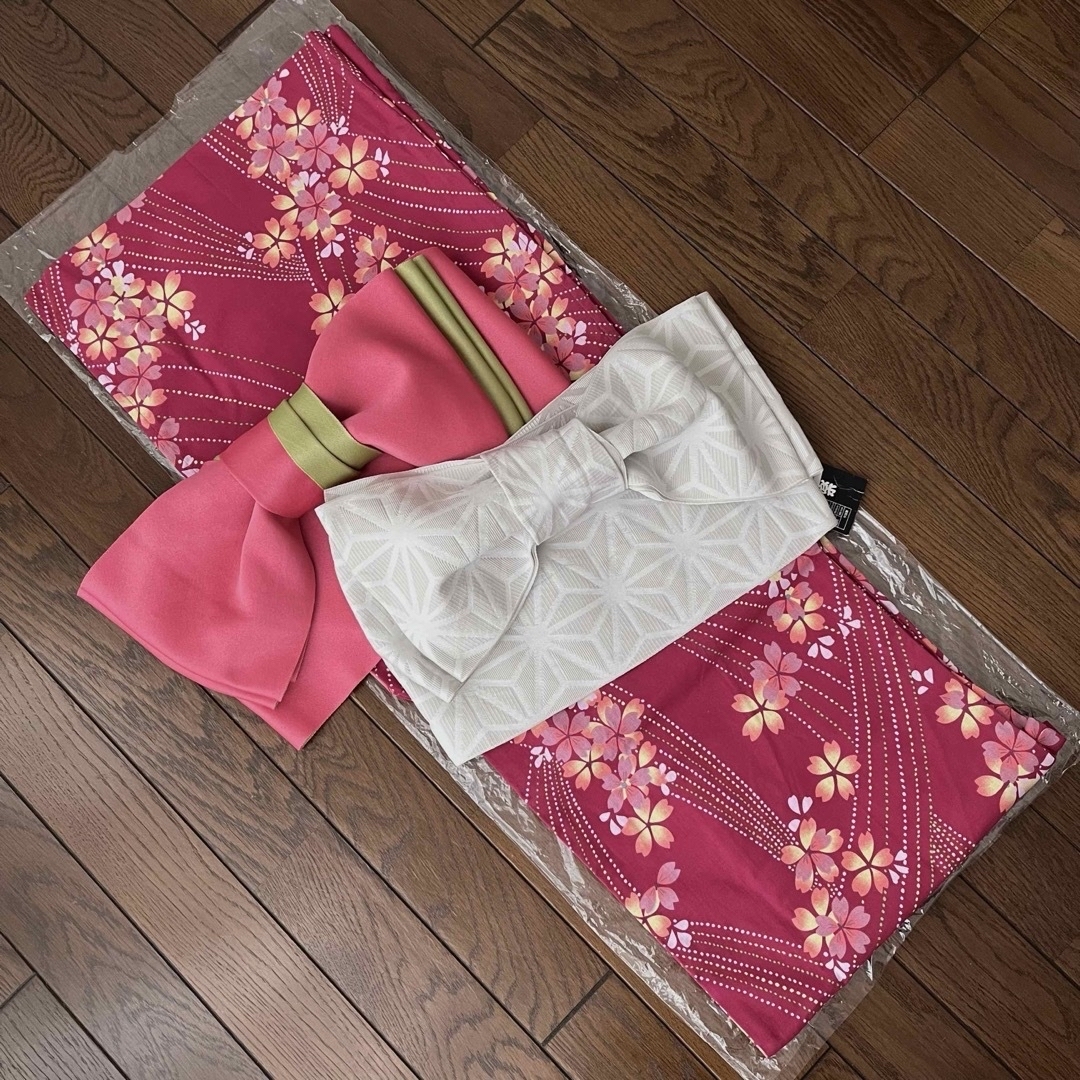 ◆新品 浴衣単品 えんじ色 点線と桜柄 レディースの水着/浴衣(浴衣)の商品写真