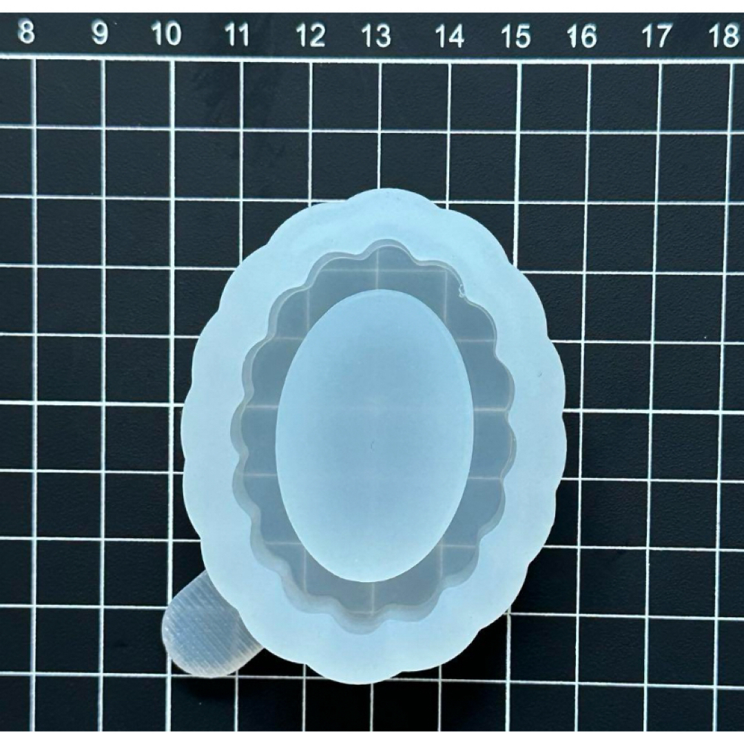 シリコンモールド　レース　雲型　トレカケース　レジン　楕円形　タグ　シェイカー ハンドメイドの素材/材料(各種パーツ)の商品写真