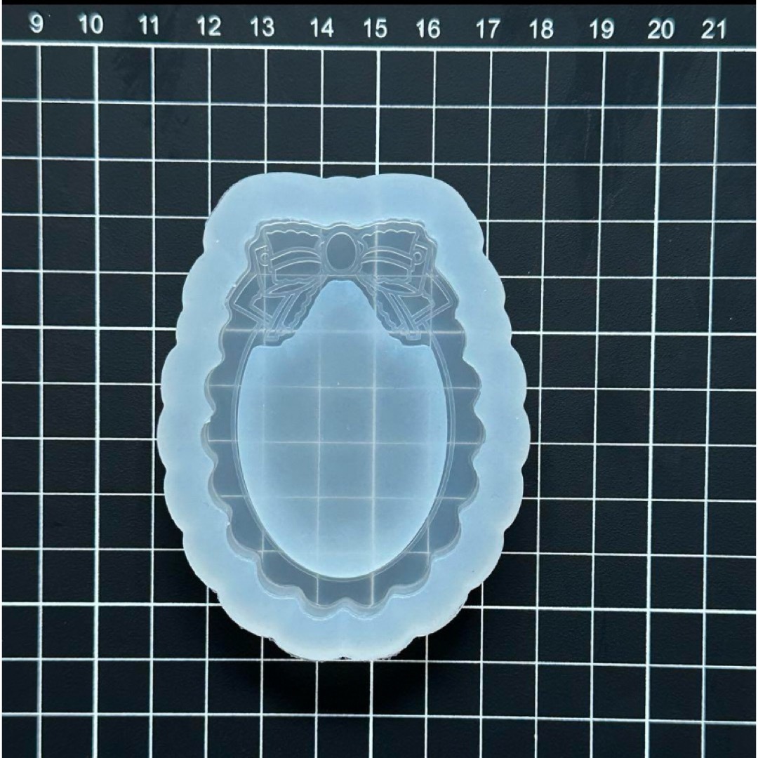 シリコンモールド　リボン　レース　楕円　トレカケース　レジン　雲型　シェイカー ハンドメイドの素材/材料(各種パーツ)の商品写真