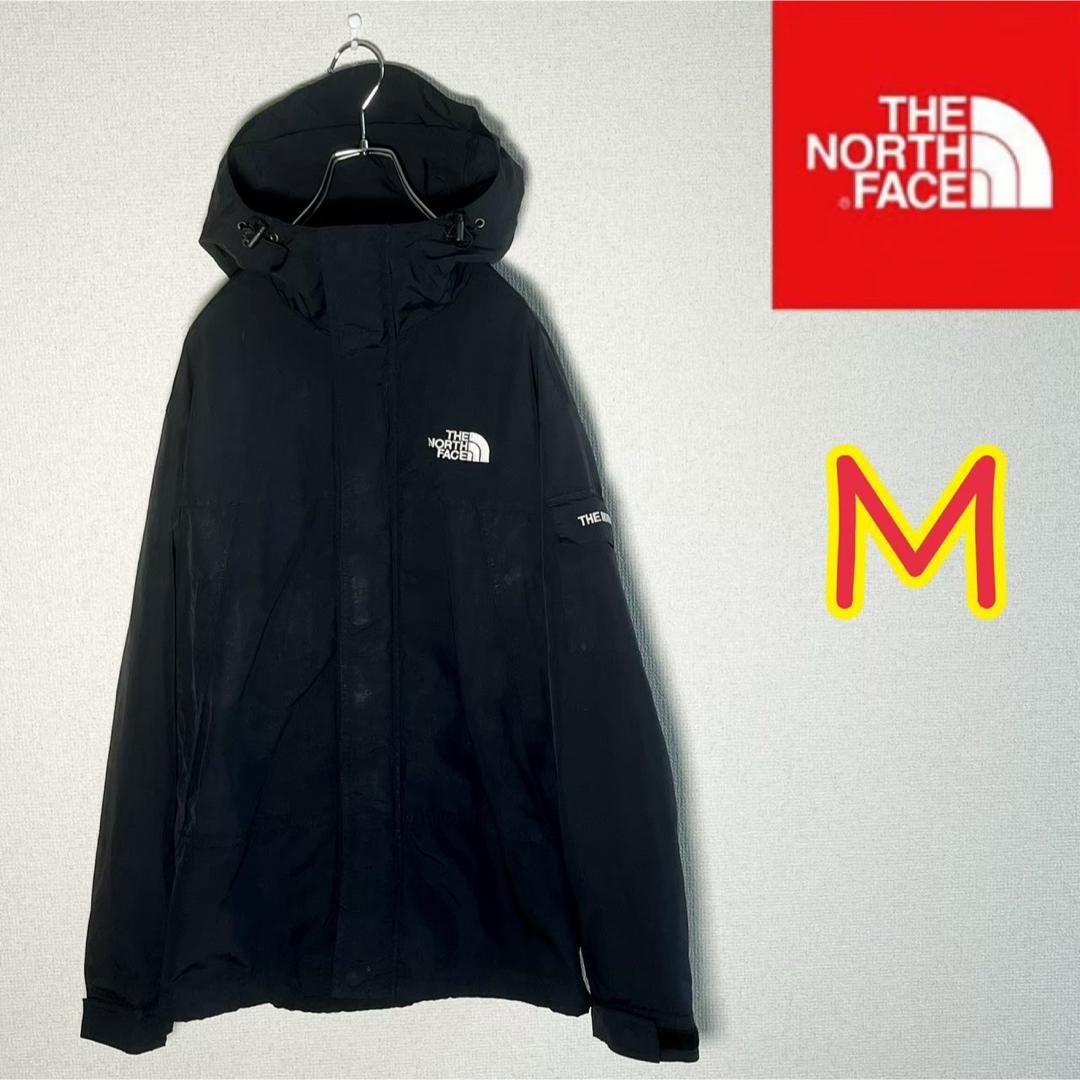 THE NORTH FACE(ザノースフェイス)のノースフェイス　マウンテンパーカー　肩ロゴ　ブラック　メンズＭ相当 メンズのジャケット/アウター(マウンテンパーカー)の商品写真