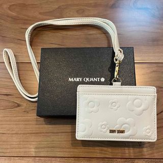 マリークワント(MARY QUANT)のマリークワント パスケース 定期入れ ホワイト(名刺入れ/定期入れ)