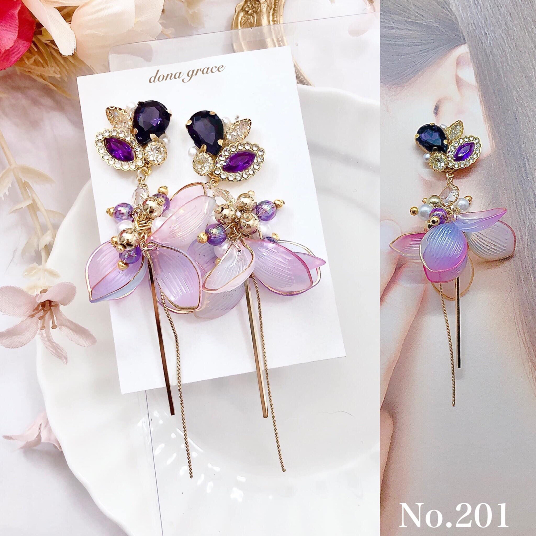 No.201* ランダムビジュー　デザイン花びら　チャーム　ピアス　イヤリング ハンドメイドのアクセサリー(ピアス)の商品写真