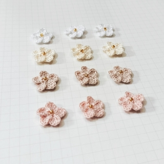 小さいお花のモチーフ　12枚セット　レース編み　ハンドメイド(各種パーツ)