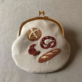 パンの刺繍がま口ポーチ＊ハンドメイド(ポーチ)